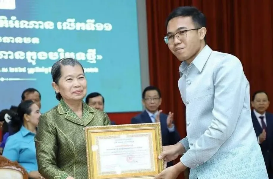 គួន ភីរុន ម្ចាស់ជ័យលាភីលេខ១ ផ្នែកអត្ថបទឧស្សាហ៍កថា​ ពានរង្វាន់សម្តេចតេជោ ហ៊ុន សែន