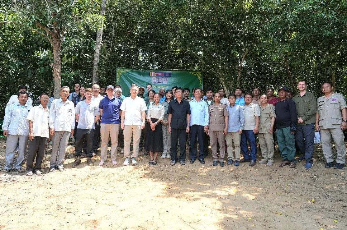 អណ្តើកហ្លួង «ឧរ...