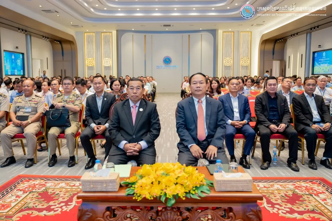 មន្ត្រីរាជការក្...