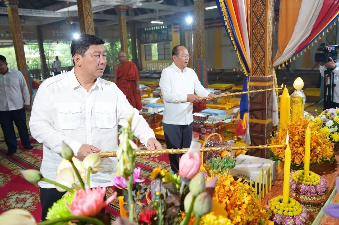 ក្រុមការងាររាជរ...