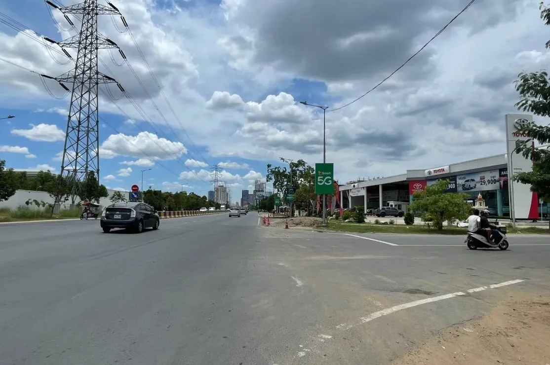 អគារតាំងបង្ហាញរថយន្ត​ទំនើបៗស្ទើរ​តែគ្រប់ម៉ាកយីហោ​ 