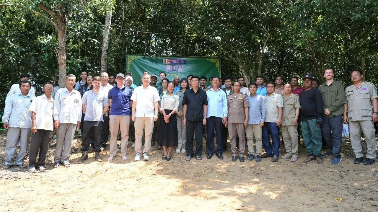 អណ្តើកហ្លួង «ឧរ...