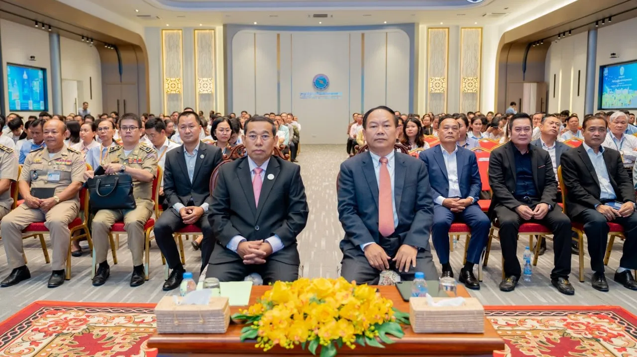 មន្ត្រីរាជការក្...