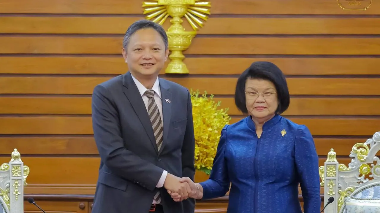 ទូតថ្មីសិង្ហបុរ...