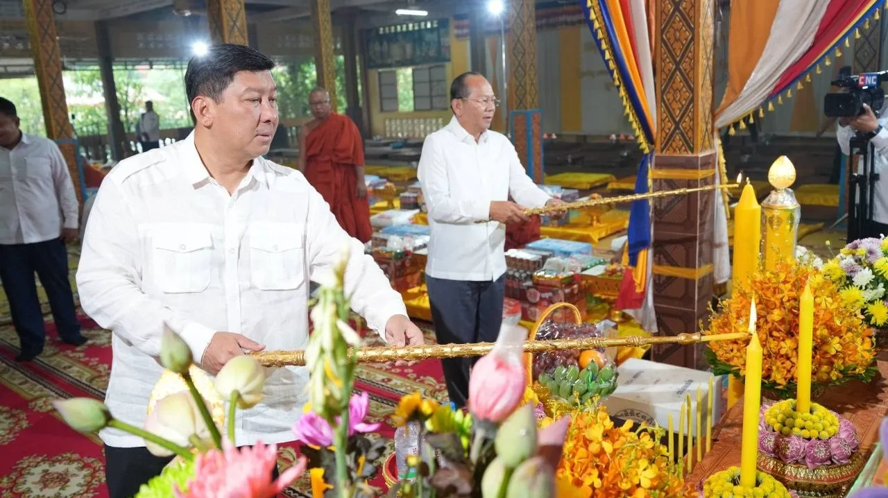 ក្រុមការងាររាជរ...