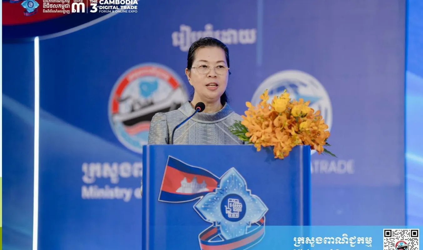 លោកជំទាវ តឹករ៉េត កំរង ៖ ពាណិជ្ជកម្មឌីជីថលគឺជា «កាលានុវត្តភាពដ៏ធំធេង» ក្នុងការលុបបំបាត់ឧបសគ្គផ្នែកទីតាំង និងទំហំអាជីវកម្ម - AMS Article Thumbnail