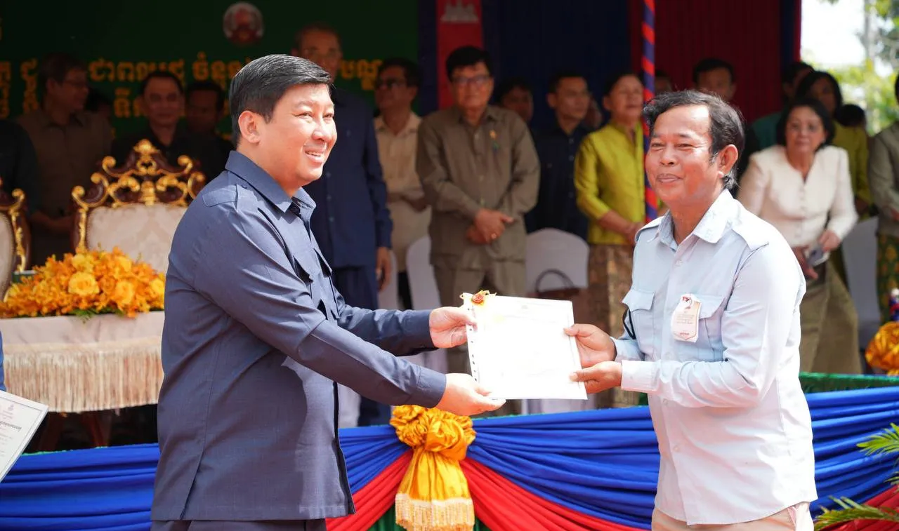 រដ្ឋាភិបាលសម្រុកចែក​បណ្ណកម្មសិទ្ធិដីធ្លីដែលបានវាស់វែង ​និង​ចុះបញ្ជីរួច​ជូនប្រជាពលរដ្ឋ​ទូទាំងប្រទេស ដើម្បីប្រើប្រាស់​តាម​ការ​ចាំបាច់​ - AMS Article Thumbnail