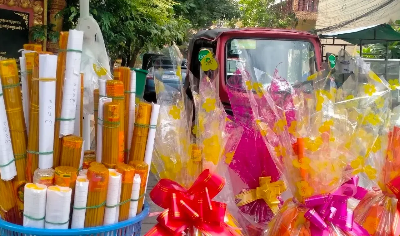 ទីផ្សារសាដក និងគ្រឿងទេយ្យទានរដូវភ្ជុំបិណ្ឌ ជាមួយផលិតផលខ្មែរ ជួយបង្កើនចរន្តសេដ្ឋកិច្ចក្នុងស្រុក - AMS Article Thumbnail