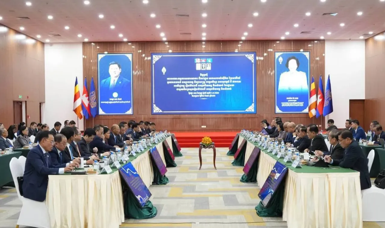 ក្រសួងរៀបចំដែនដី កំពុងអនុវត្តយ៉ាងខ្ជាប់ខ្ជួននូវសមរភូមិទៅតាមផែនទីឯកភាពការងាររបស់ខ្លួន ដើម្បីបន្តមរតកសុខសន្តិភាព - AMS Article Thumbnail