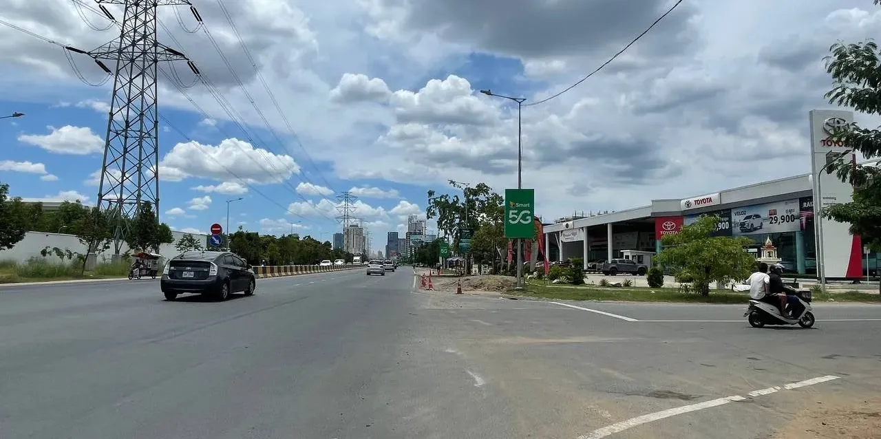 អគារតាំងបង្ហាញរថយន្ត​ទំនើបៗស្ទើរ​តែគ្រប់ម៉ាកយីហោ​ កំពុង​រីកដុះដាល​តាម​បណ្ដាយផ្លូវ​៦០ម៉ែត្រ​ - AMS Article Thumbnail