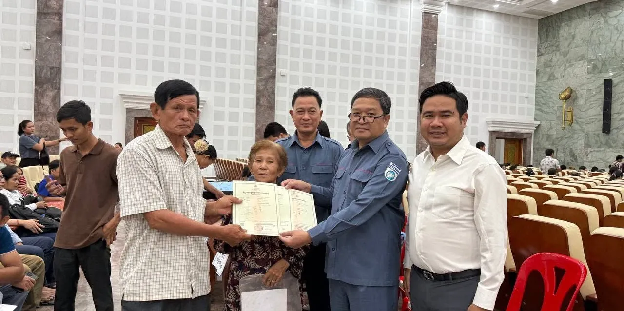 រាជធានីភ្នំពេញ ​បានបញ្ចប់​ជាផ្លូវការ​នូវ​ការ​ចុះ​បញ្ជីដីធ្លី​ និង​ប្រគល់​បណ្ណ​ជូន​ប្រជាពលរដ្ឋ​ - AMS Article Thumbnail