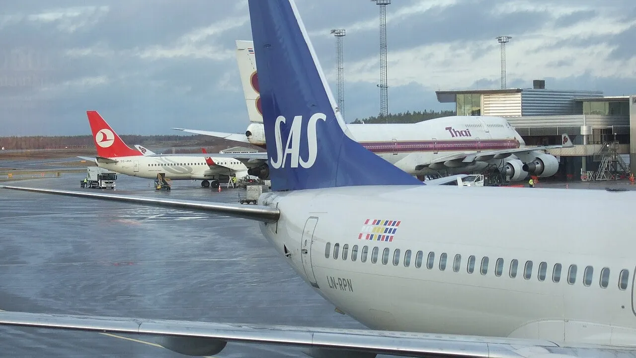 ស៊ុយអែត ព្រមានអំពីកង្វះខាតប្រេងសាំង ចាក់យន្តហោះ - AMS Article Thumbnail