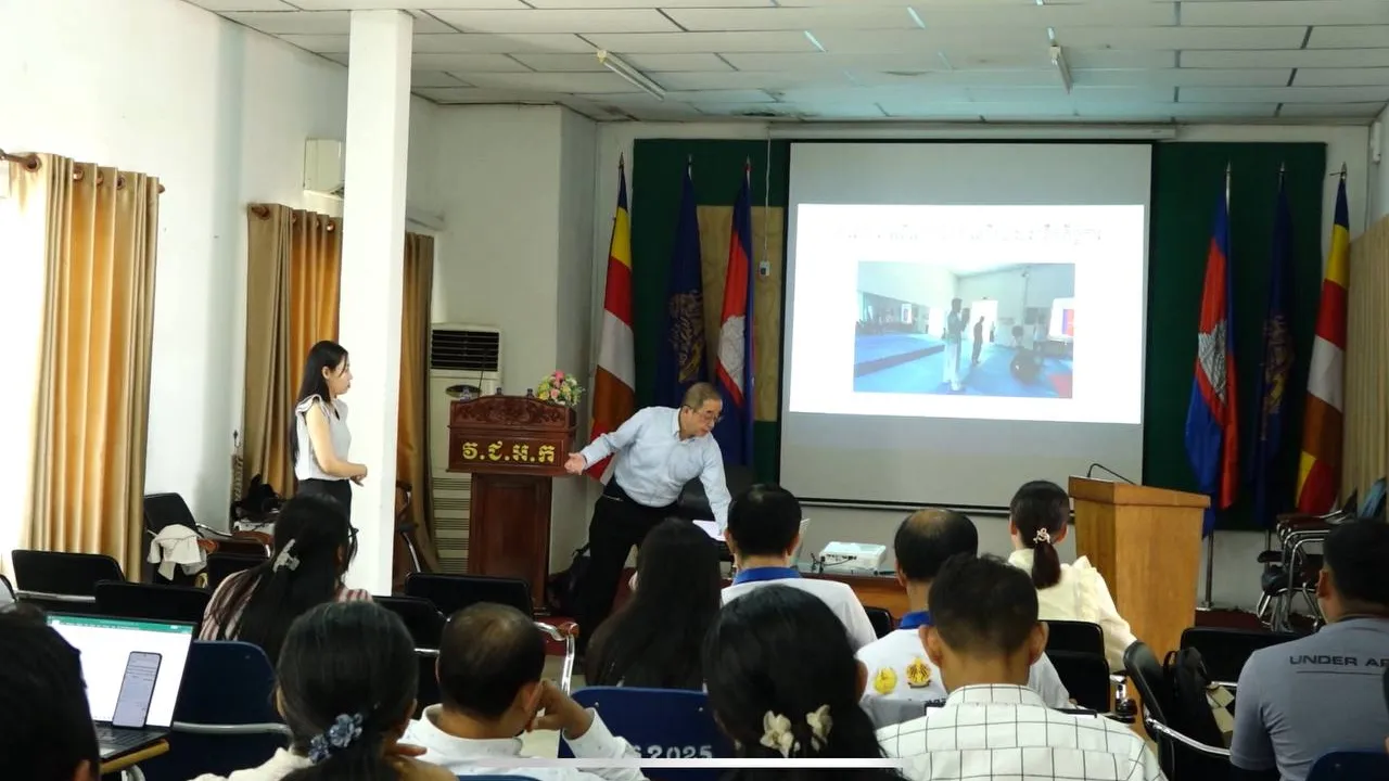 សិក្ខាកាម៣៤នាក់ជាគ្រូឧទ្ទេសនៃវិទ្យាស្ថានអប់រំកាយ និងកីឡាបានបញ្ជ្រាបចំណេះដឹងស្តីអំពីការពិនិត្យឡើងវិញនៃកម្មវិធីសិក្សា