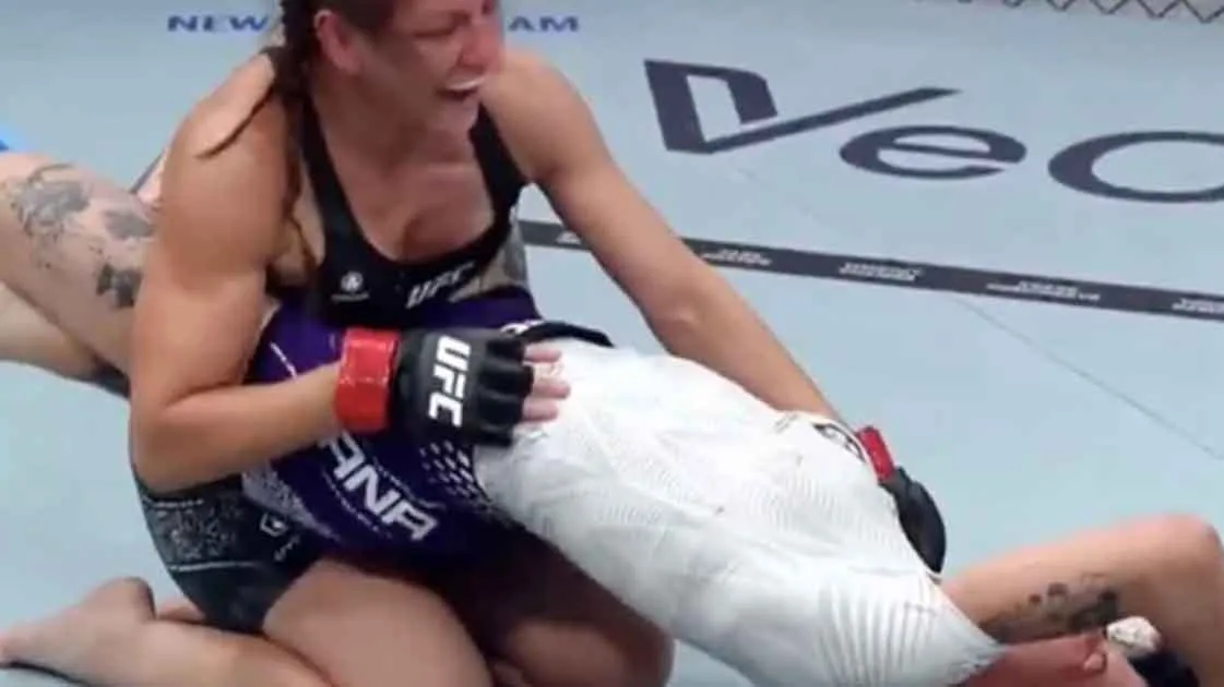 ប្រវត្តិសាស្ត្រថ្មីក្នុង UFC! កីឡាការិនី Alice Ardelean ប្រើក្បាច់ចម្លែកអស្ចារ្យ ‘Capsule Lock’ ឲ្យគូប្រកួតចុះចាញ់ ទាំងកំពុងរងការវាយសម្រុក
