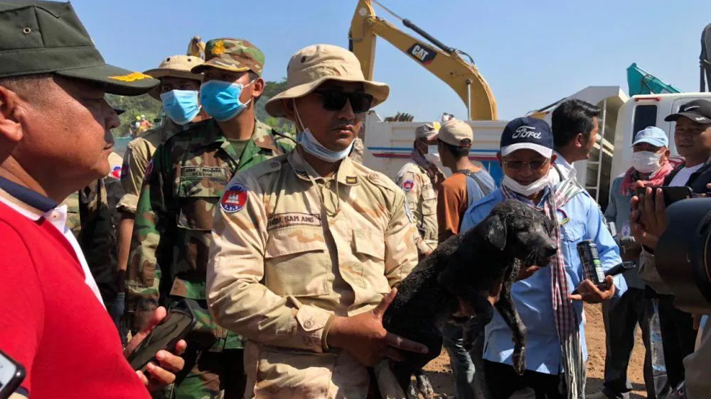 កូនឆ្កែមួយក្បាលមានសំណាងបានរស់ ពីក្រោមគំនរអគារបាក់បែក