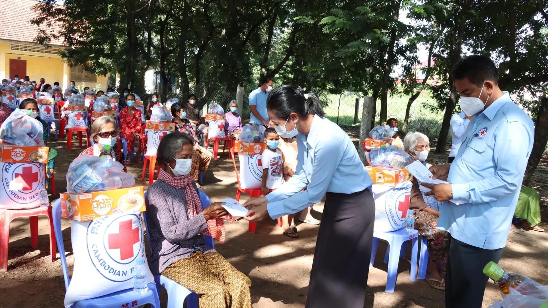 ប្រជាពលរដ្ឋដែលមានជីវភាពខ្វះខាត ក្នុងអំឡុងពេលរងផលប៉ះពាល់ដោយសារជំងឺកូវីដ១៩​ បានទទួលអំណោយមនុស្សធម៌ពីកាកបាទក្រហមកម្ពុជា
