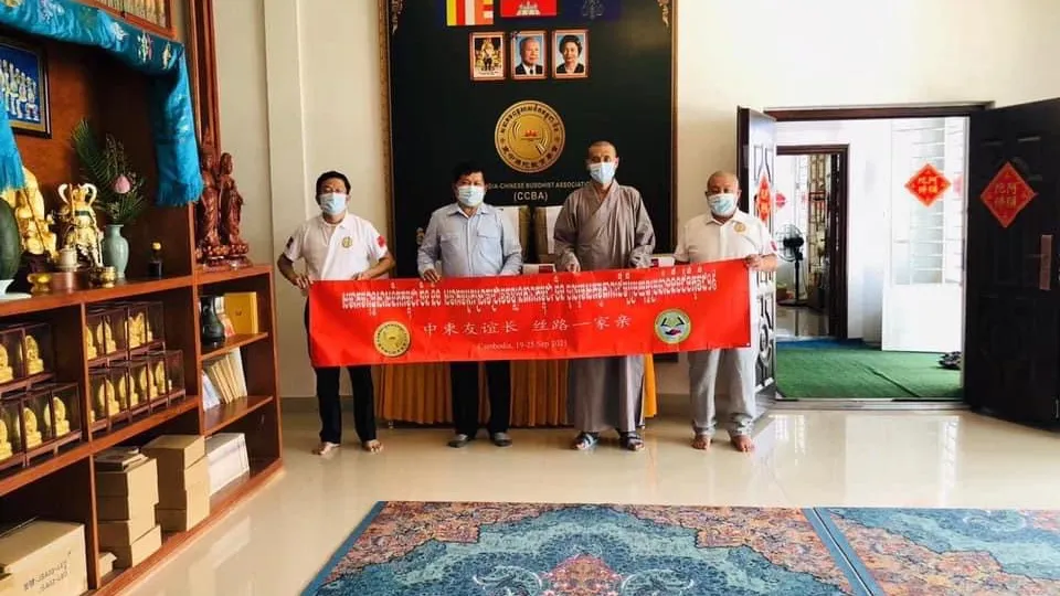 សមាគមពុទ្ធសាសនិកកម្ពុជា-ចិន ប្រគល់ម៉ាស់ចំនួន១ម៉ឺនបន្ទះជូនដល់អង្គការស្មារតីកីឡា