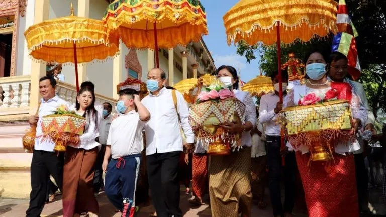 ក្រសួងធម្មការនិងសាសនា៖ ពិធីបុណ្យកឋិនទាន ឆ្នាំនេះធ្វើបាន ដោយគ្រាន់តែវេប្រគេនត្រៃចីវរ ជាកិច្ចសម្រេចបុណ្យ​​ សំរាប់ការដង្ហែរតាមផ្លូវ​ ឬជុំវិញព្រះវិហា ត្រូវបានហាមប្រាម