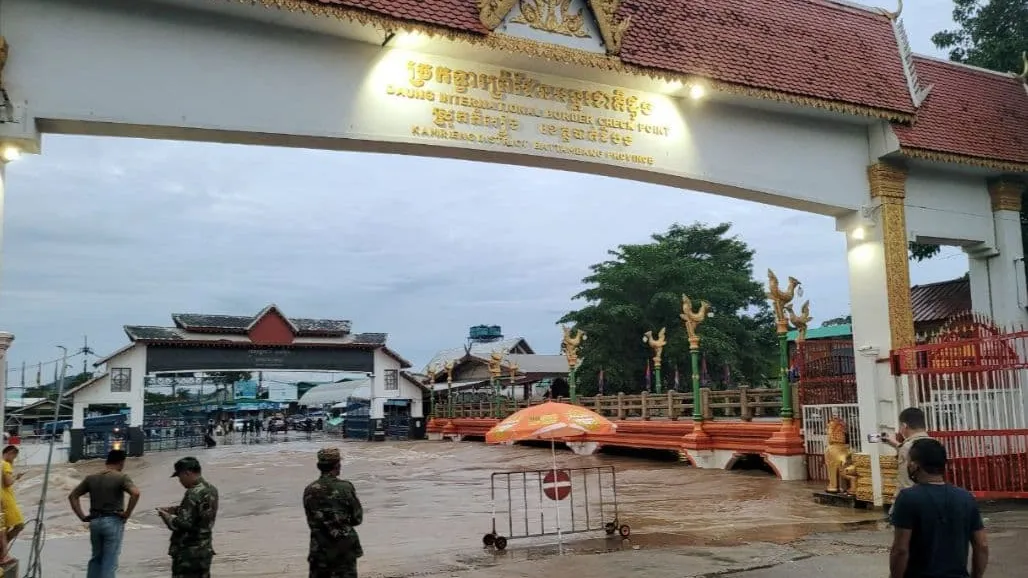 សមត្ថកិច្ចច្រកទ្វារអន្តរជាតិដូង (ស្រុកកំរៀង)-ផ្សារឡែម (ថៃ)បានធ្វើការផ្អាកការចេញចូលឆ្លងកាត់ជាបណ្តោះអាសន្ន តាមច្រកទ្វារព្រំដែន ដោយសារតែជំនន់ទឹកភ្លៀងជន់លិចផ្លូវ