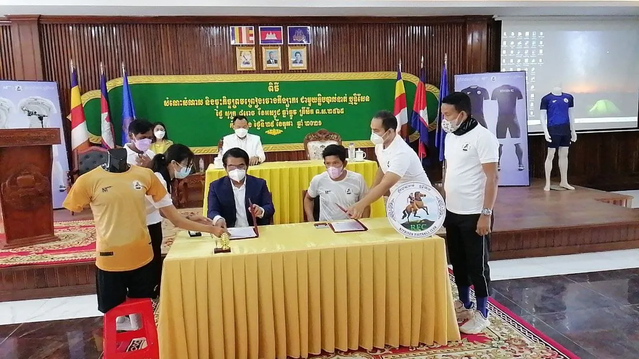 ពិធីចុះកិច្ចព្រមព្រៀងរបស់កីឡាករ ជាមួយក្លឹបបាល់ទាត់ឬទ្ធិសែនខេត្តកំពង់ឆ្នាំង ដើម្បីបណ្ដុះបណ្ដាល បច្ចេកទេសដល់កីឡាករឈានទៅចូលរួមក្នុងការប្រកួតដណ្ដើមជើងឯកថ្នាក់ជាតិ ឆ្នាំ២០២២ខាងមុខ