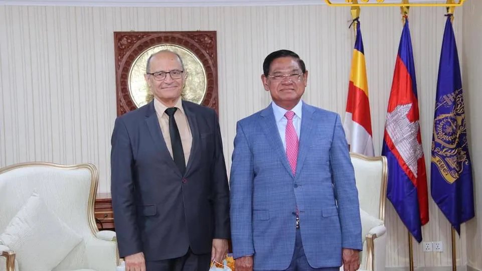 សម្តេចនាយករដ្ឋមន្រ្តីស្តីទីបានអនុញ្ញាតឲ្យលេខាធិការអចិន្រ្តៃយ៍នៃសមាគមទីក្រុងប្រើប្រាស់ភាសាបារាំងចូលជួបសម្តែងការគួរ សមនិងពិភាក្សាការងារ