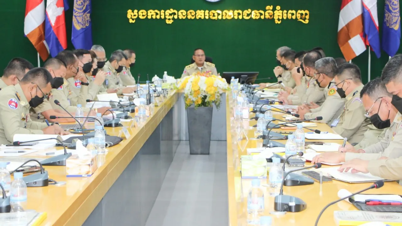 ស្នងការនគរបាលរាជធានីភ្នំពេញ ណែនាំកម្លាំងនគរបាលរាជធានី ភ្នំពេញត្រូវត្រៀមសម្ភារៈ មធ្យោបាយ និងកម្លាំង ចេញការពារ សន្តិសុខ រក្សាសណ្តាប់ធ្នាប់ ជូនប្រជាពលរដ្្ឋ