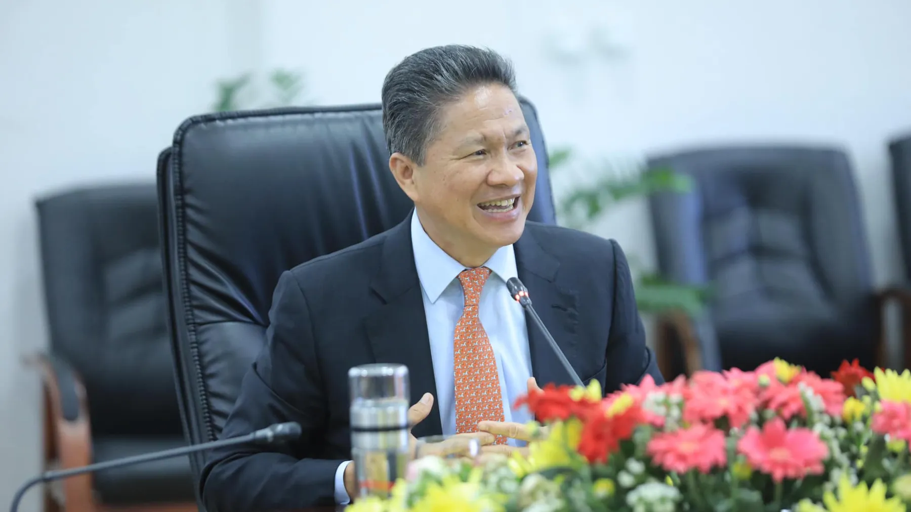 រដ្ឋមន្ដ្រីក្រសួងសាធារណការប្រាប់ក្រុមអ្នកកាសែតបារាំងថា កម្ពុជាមិនរើសអើងប្រភពហិរញ្ញប្បទានលើការសាងសង់ហេដ្ឋារចនាសម្ព័ន្ធទេ