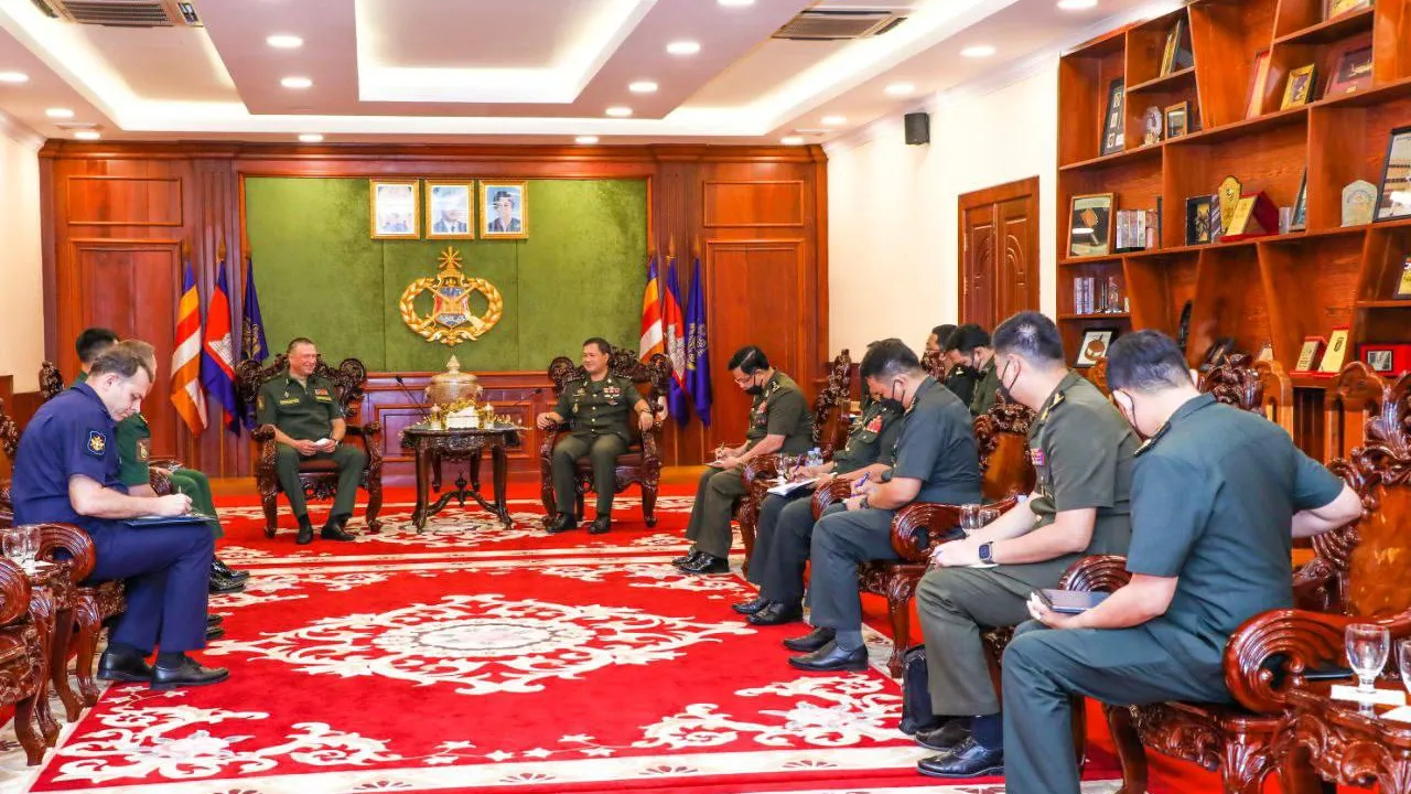 ឧត្តមសេនីយ៍ឯក ហ៊ុន ម៉ាណែត ជួបពិភាក្សាជាមួយគណៈប្រតិភូក្រុមការងារកងទ័ពជើងគោក នៃកងកម្លាំងប្រដាប់អាវុធសហព័ន្ធរុស្ស៊ី