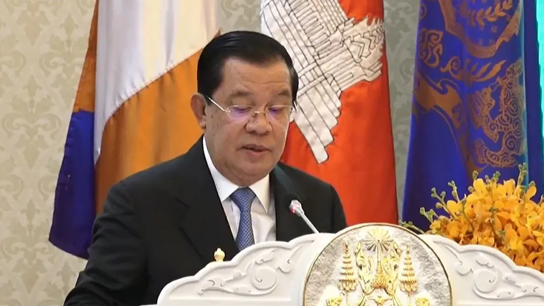 សម្តេចតេជោ ហ៊ុន សែន៖ អាស៊ាន និងចិន ត្រូវតែធ្វើការរួមគ្នា ដើម្បីជំរុញបន្ថែមទៀតនូវកិច្ចសហប្រតិបត្តិការក្នុងតំបន់ ដែលមានលក្ខណៈបើកចំហ, តម្លាភាព, បរិយាបន្ន, បំពេញបន្ថែម និងផ្ដល់ផលប្រយោជន៍ឱ្យគ្នាទៅវិញទៅមក