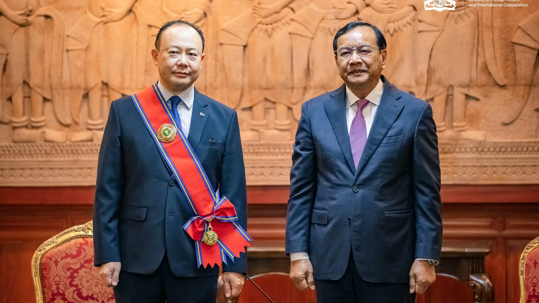 ឧបនាយករដ្ឋមន្រ្តី ប្រាក់ សុខុន បំពាក់គ្រឿងឥស្សរិយយសសហមេត្រី ថ្នាក់មហាសេនា ជូនឯកអគ្គរដ្ឋទូតអូស្រ្តាលី ចប់អាណត្តិ