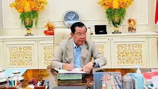ឆ្លើយតបទៅអតីតបុគ្គលិក VOD : សម្តេចតេជោ ហ៊ុន សែន៖ ទុកពេលវេលា៧២ម៉ោងឱ្យ VOD ដើម្បីសុំទោស ជាពេលវេលាលើសពីគ្រប់គ្រាន់ ឬមួយចង់ឱ្យបិទវិទ្យុនេះចោលតែម្តង