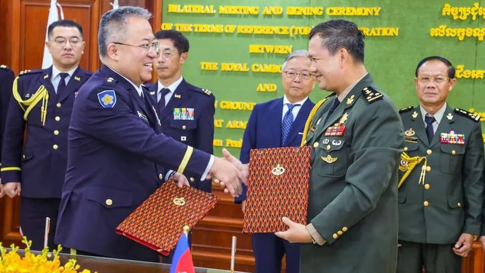 មេបញ្ជាការកងទ័ពជើងគោកកម្ពុជានិងមេបញ្ជាការកងស្វ័យ​ការពារជើងគោកជប៉ុន ចុះហត្ថលេខាលើឯកសារ​"លក្ខខណ្ឌ​ស្តីពីកិច្ចសហប្រតិបត្តិការទ្វេភាគី"