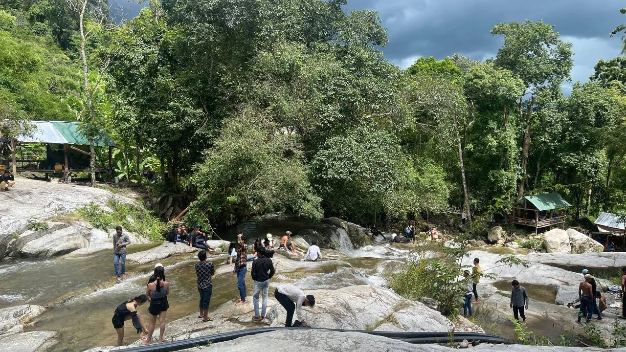 ទឹកធ្លាក់ជ្រាវ តំបន់ទេសចរបែបធម្មជាតិកំពុងទាក់ទាញភ្ញៀវទេសចរចូលកម្សាន្តរៀងរាល់ថ្ងៃ