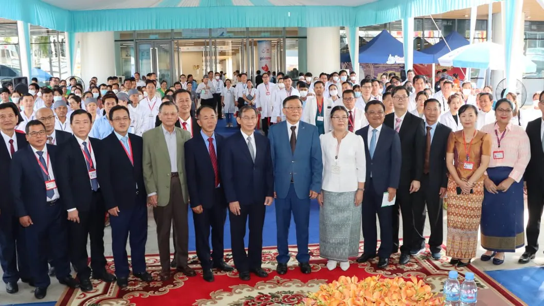 បុគ្គលិក និងថ្នាក់ដឹកនាំមន្ទីរពេទ្យមិត្តភាពកម្ពុជា-ចិន ព្រះកុសុមៈជិត ៣០០នាក់រួមគ្នាបរិច្ចាគឈាម