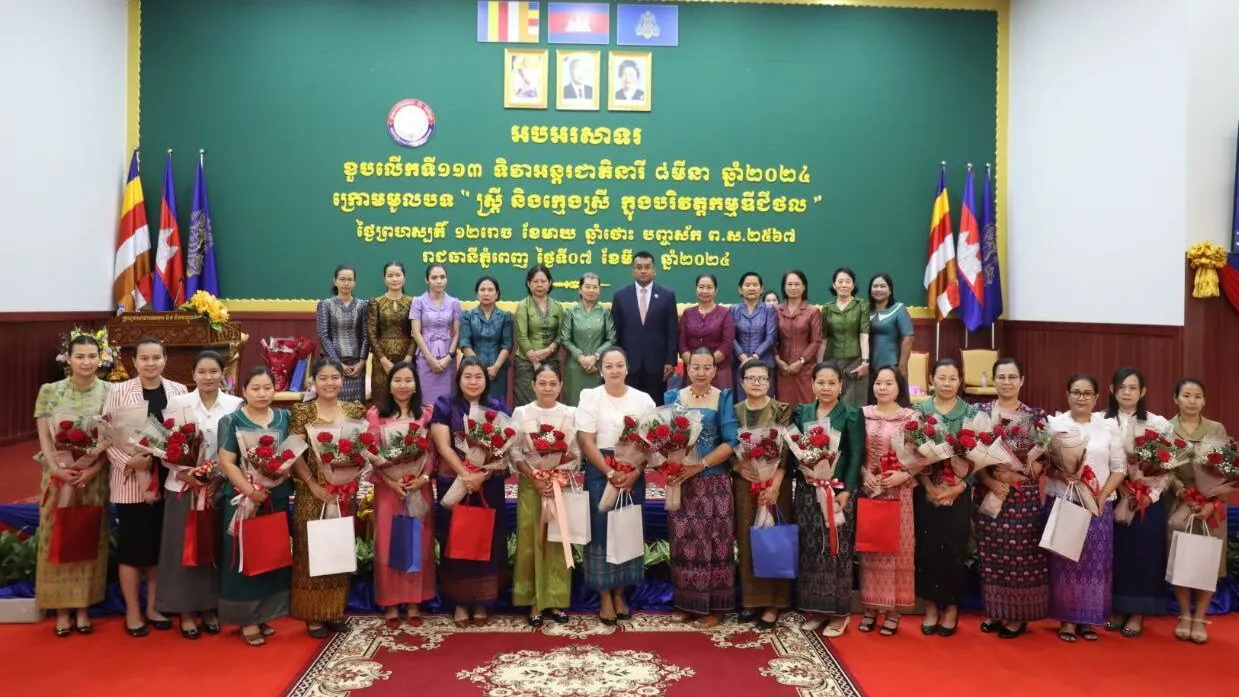 សម្តេច ម៉ែន សំអន អញ្ជើញចូលរួមអបអរសាទរខួបទី ១១៣ ទិវាអន្តរជាតិនារី ៨ មីនា ឆ្នាំ នៅក្រសួងសាធារណៈការ និងដឹកជញ្ជូន