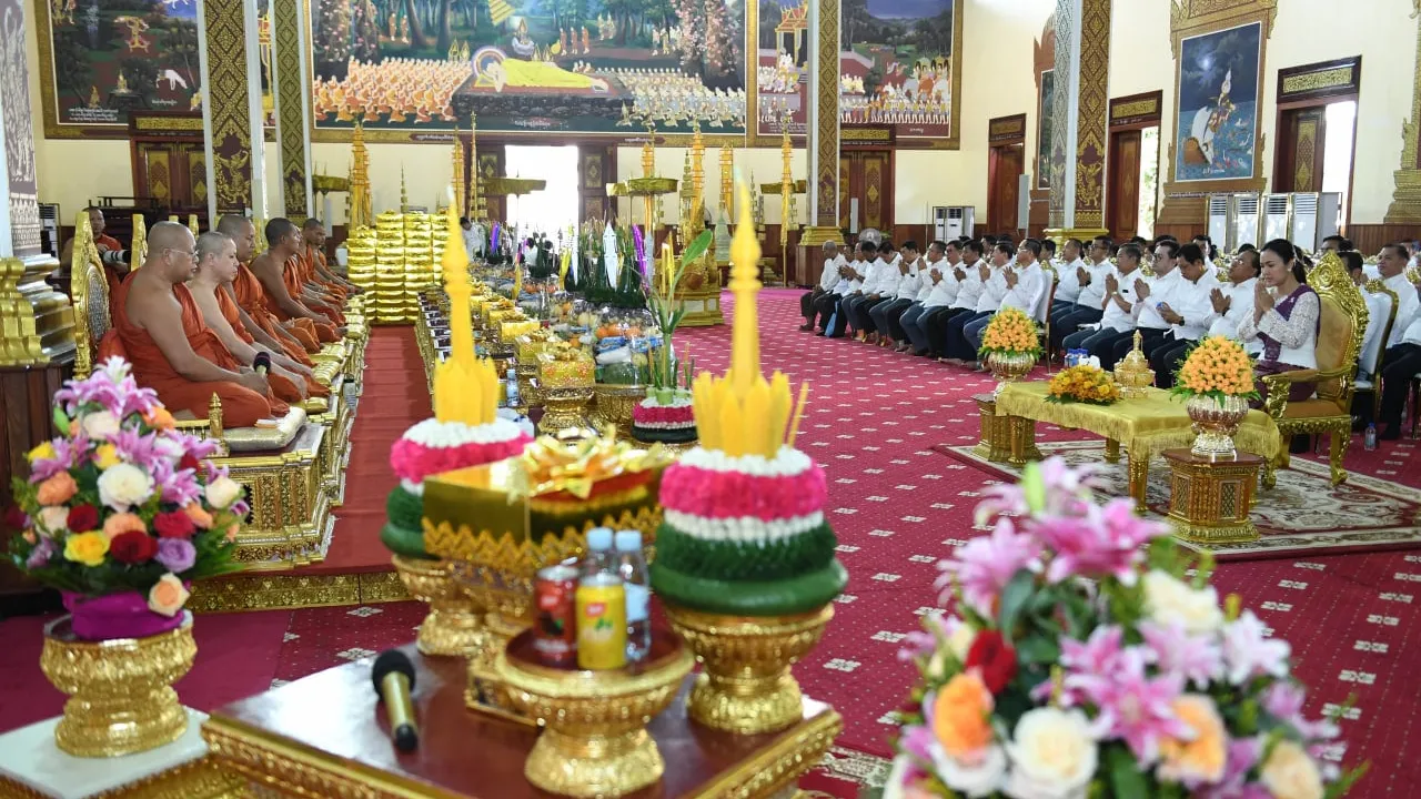 ឯកឧត្តមបណ្ឌិត គុណ ញឹម រដ្ឋមន្ត្រីប្រតិភូអមនាយករដ្ឋមន្ត្រី អញ្ជើញកាន់បិណ្ឌវេនទី៤ នៅវត្តបទុមវត្តីរាជវារាម