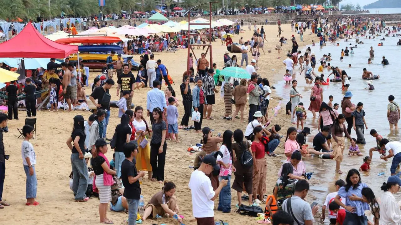 មនុស្សជាង១៥ម៉ឺននាក់ បានមកកម្សាន្តនៅខេត្តកែប​ក្នុងឱកាស​បុណ្យអុំទូកបីថ្ងៃ​