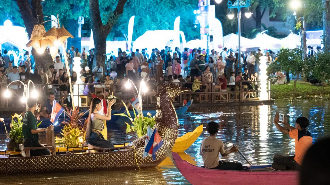 បុណ្យអុំទូកបីថ្ងៃ ខេត្តសៀមរាបទទួលភ្ញៀវទេសចរចម្រុះជាង៣៦ម៉ឺននាក់