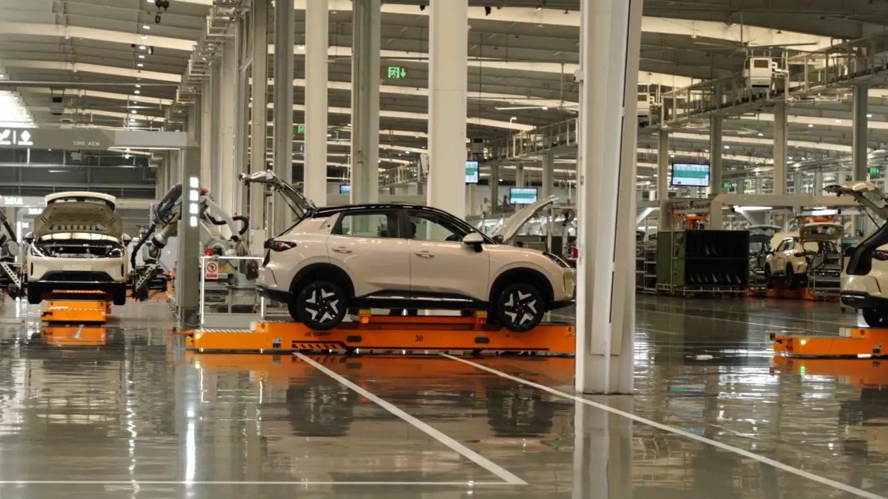 អ្នកសារព័ត៌មានអាស៊ាន ទៅទស្សនាខ្សែច្រវាក់ផលិតកម្មរោងចក្រផលិតរថយន្តនៃក្រុមហ៊ុនSGMW នៅក្រុងលាវចូវ