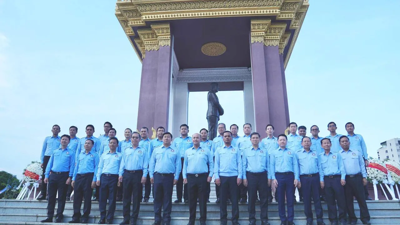 ថ្នាក់ដឹកនាំរាជរដ្ឋាភិបាល ក្រសួងស្ថាប័ន អញ្ជើញដាក់ និងថ្វាយកម្រងផ្កាគោរពវិញ្ញាណក្ខន្ធ នៅវិមានឯករាជ្យ និងវិមានព្រះបរមរូប ក្នុងឱកាសពិធីបុណ្យឯករាជ្យជាតិ ៩ វិច្ឆិកា