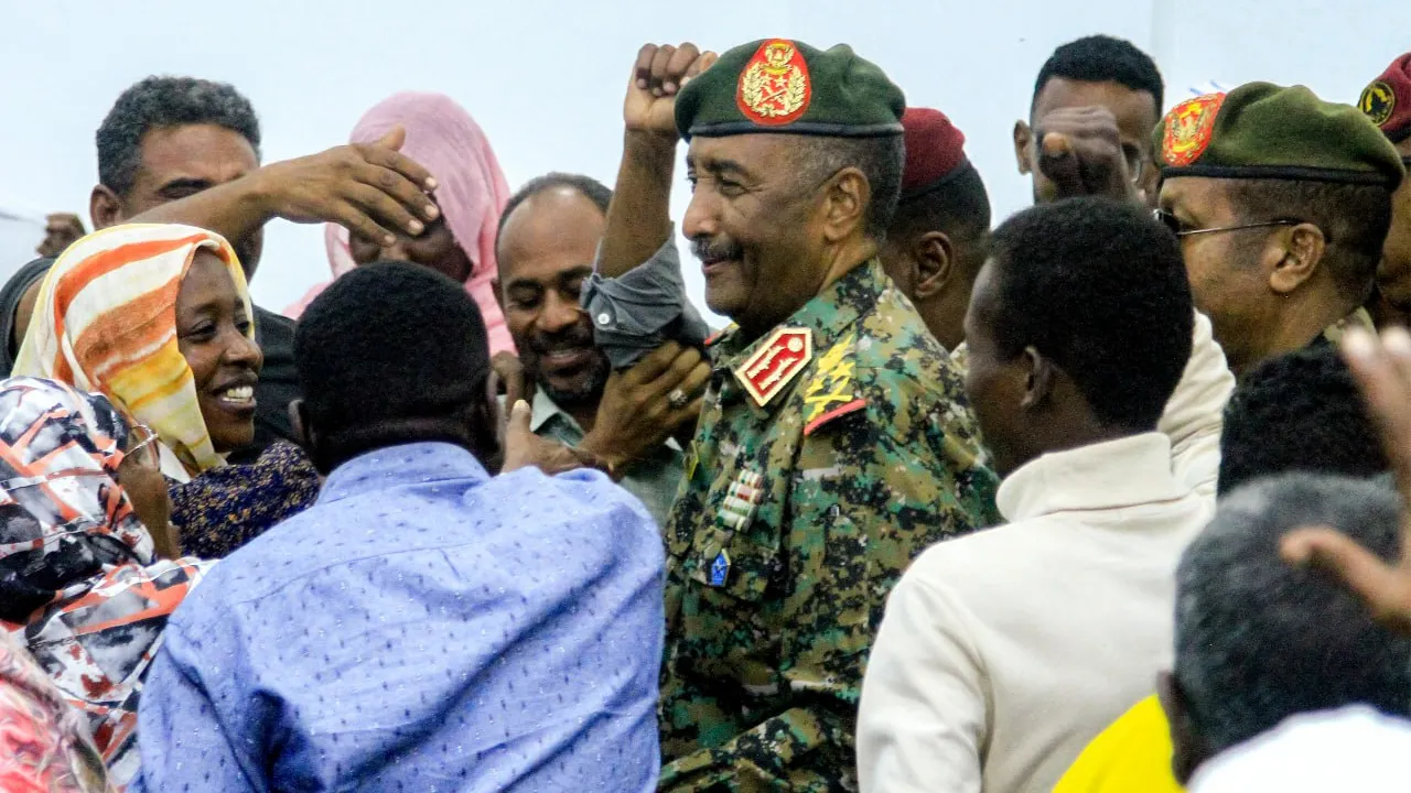 ប្រមុខកងទ័ពស៊ូដង់ចុះសួរសុខទុក្ខប្រជាជនរត់គេចពីការសម្លាប់រង្គាល