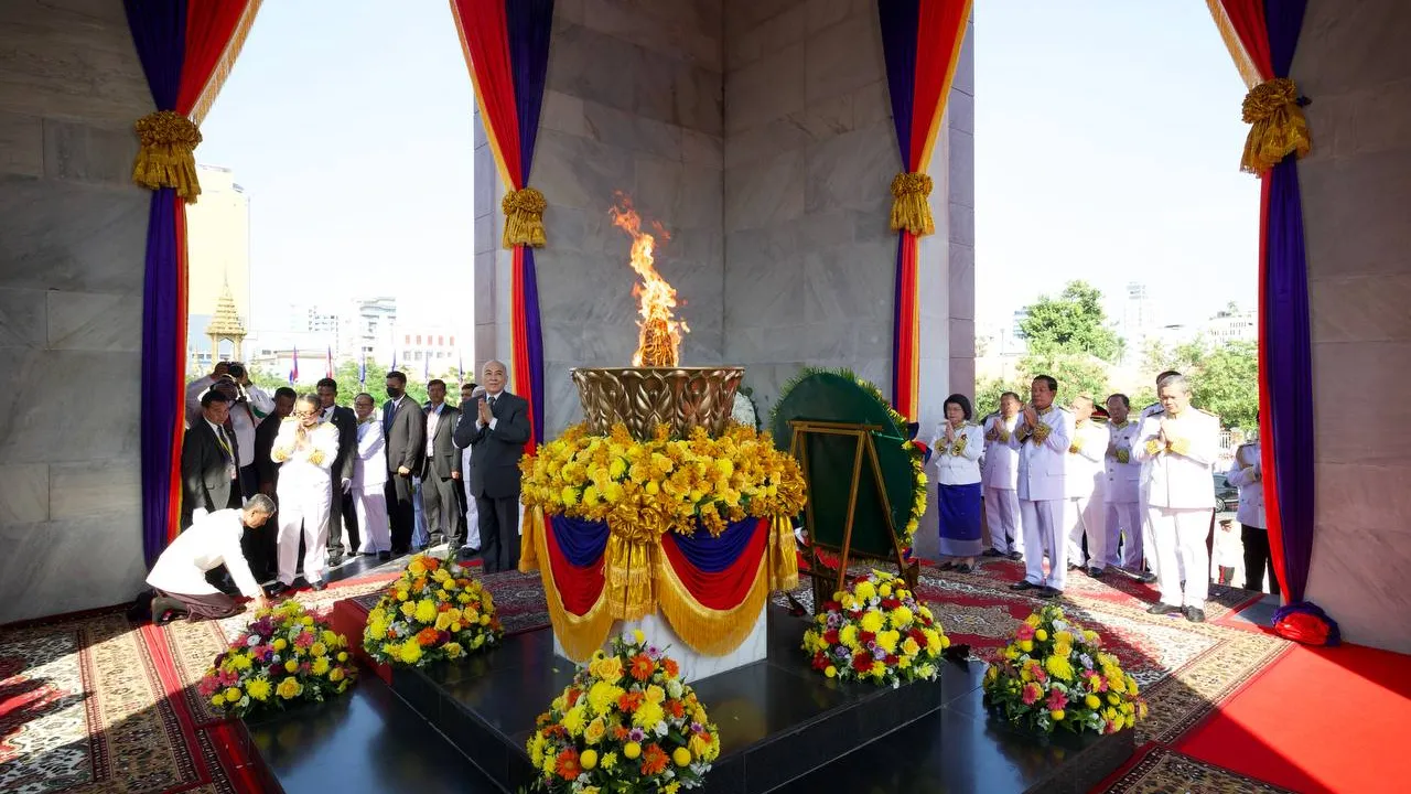 ព្រះមហាក្សត្រកម្ពុជា ស្ដេចយាងប្រោសប្រទានភ្លើងជ័យ អបអរព្រះរាជពិធីបុណ្យ ឯករាជ្យជាតិ ៩ វិច្ឆិកា ខួបលើកទី៧២ឆ្នាំ