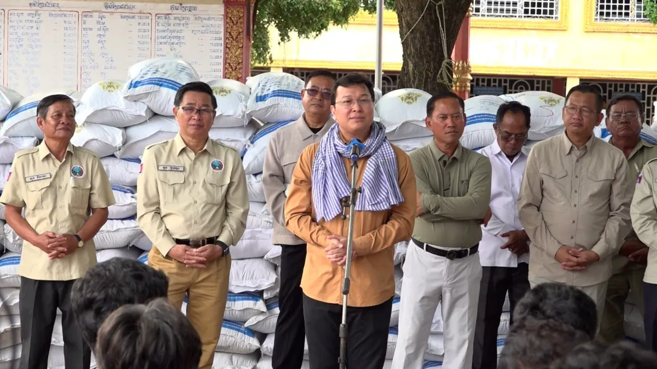 រដ្ឋមន្រ្តីក្រសួងកសិកម្ម ចែកស្រូវពូជជិត ៣០តោន ជូនពុកម៉ែបងប្អូនប្រជាកសិករចំនួន ២៩៩ គ្រួសារ នៅខេត្តតាកែវ
