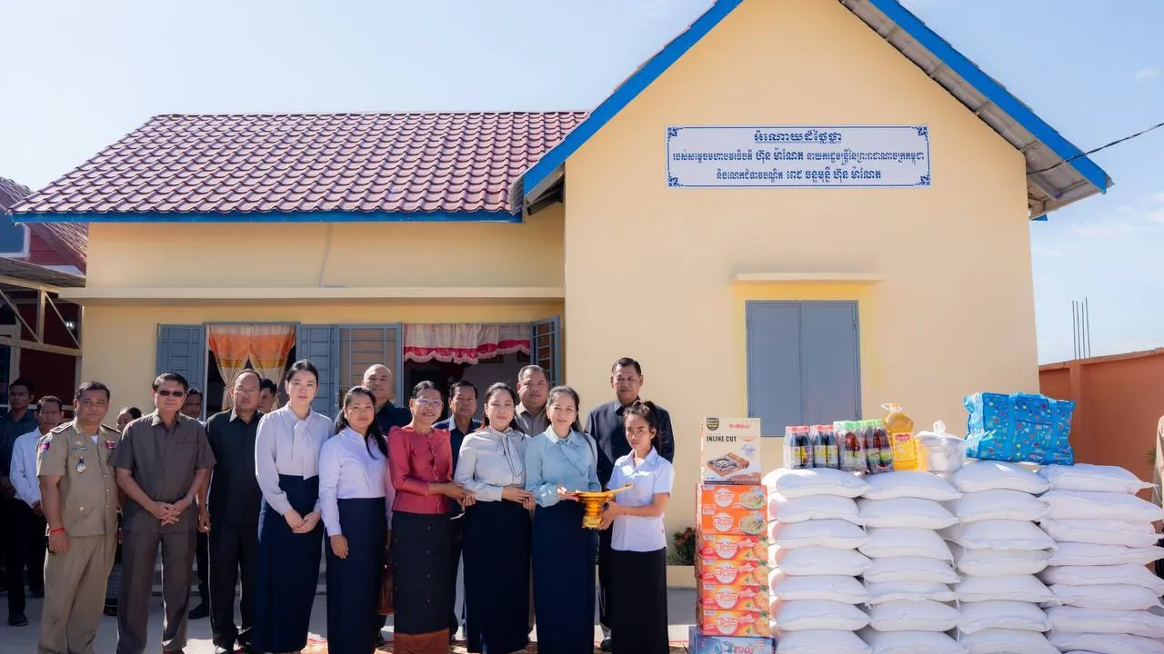 លោកជំទាវបណ្ឌិត ពេជ ចន្ទមុន្នី អញ្ជើញសួរសុខទុក្ខ និងប្រគល់ “ផ្ទះមួយខ្នង” ជូនដល់ក្រុមគ្រួសាររបស់វីរកងទ័ពនៅខេត្តស្ទឹងត្រែង