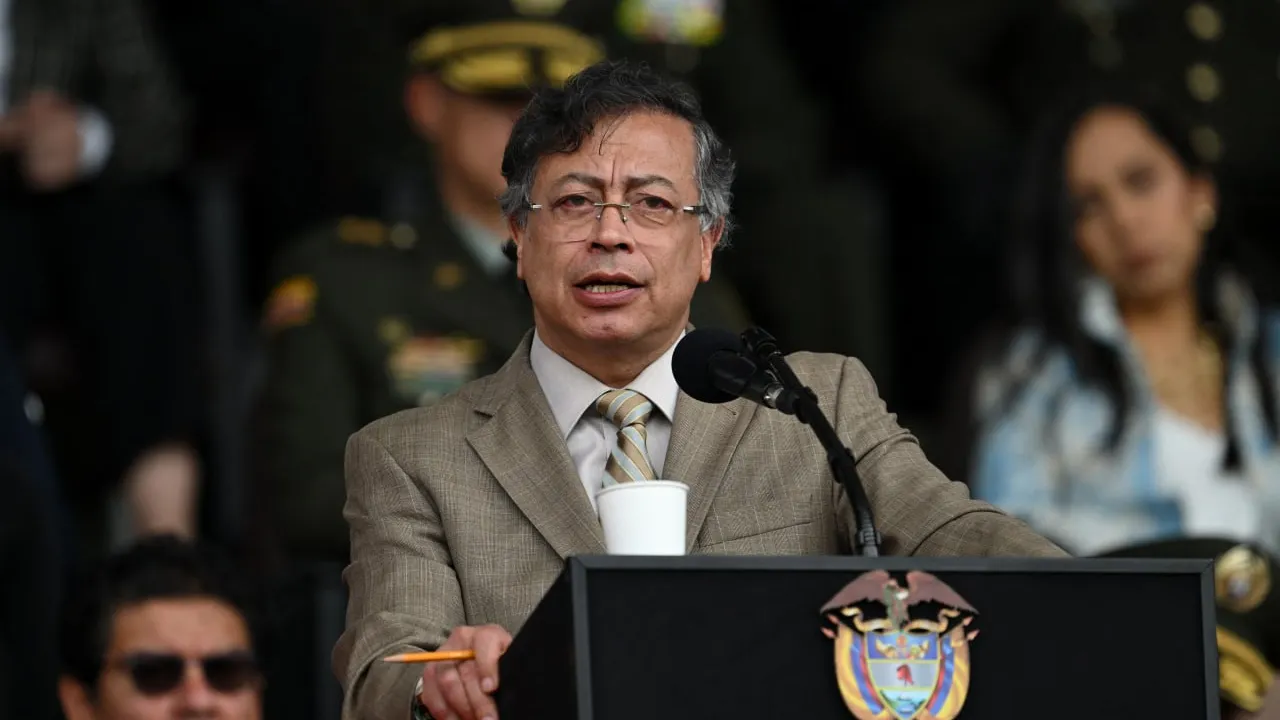 កុំឡុំប៊ីចាយ៤ពាន់លានដុល្លារ ទិញយន្តហោះចម្បាំងស៊ុយអែត ចំពេលតានតឹងជាមួយអាមេរិក