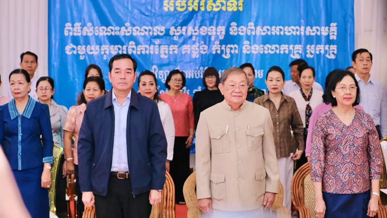 រដ្ឋបាលខេត្ត និងតំណាងរាស្រ្តមណ្ឌលកំពង់ចាមរៀបចំអាហារមួយពេល ដល់សិស្សសាលាគ-ថ្លង់ និងកុមារកំព្រា