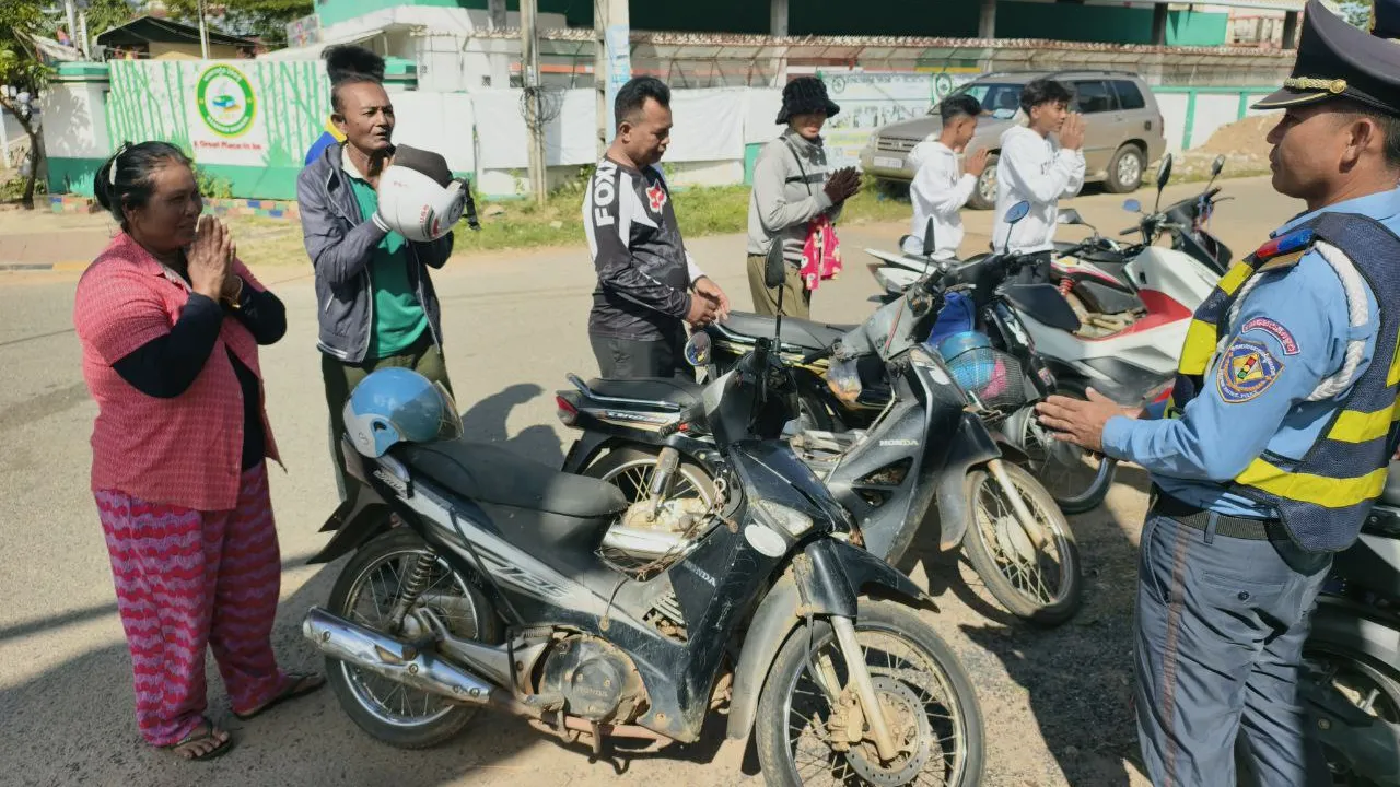 នគរបាលចរាចរណ៍ខេត្តកំពង់ឆ្នាំងបន្តផ្សព្វផ្សាយអប់រំដល់អ្នកធ្វើដំណើរលើដងផ្លូវពីច្បាប់ចរាចរណ៍ផ្លូវគោក