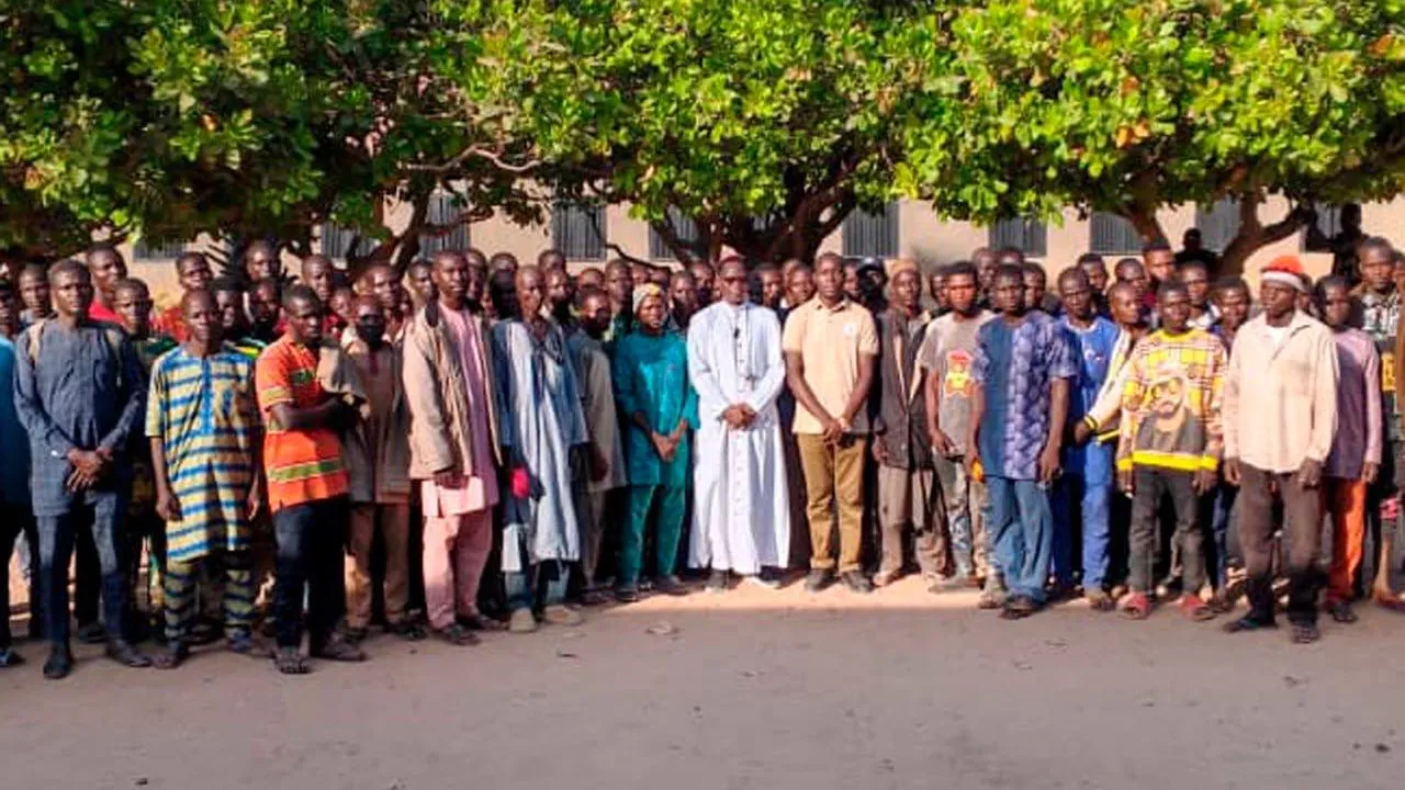 នីហ្សេរីយ៉ាបិទសាលារៀនទាំងអស់ ក្រោយខ្មាន់កាំភ្លើងចាប់ពង្រត់សិស្សជាង ៣០០នាក់