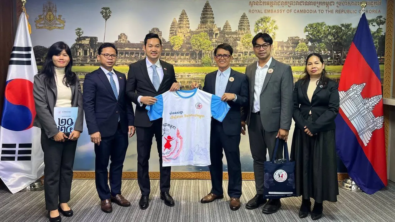 ឯកអគ្គរាជទូតកម្ពុជា ប្រចាំកូរ៉េខាងត្បូង គាំទ្រមូល​និធិ​មន្ទីរ​ពេទ្យគន្ធបុប្ផា