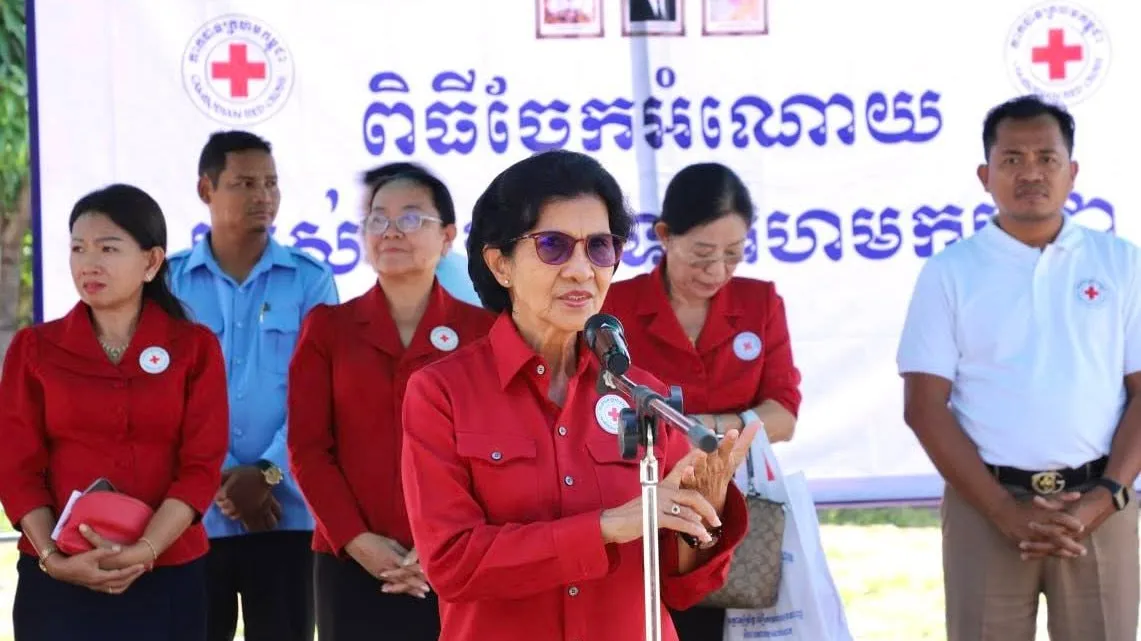 ប្រជាជនងាយរងគ្រោះបំផុត ៨១១គ្រួសារក្នុងខេត្តកំពង់ធំ ទទួលបានអំណោយពីកាកបាទក្រហមកម្ពុជា